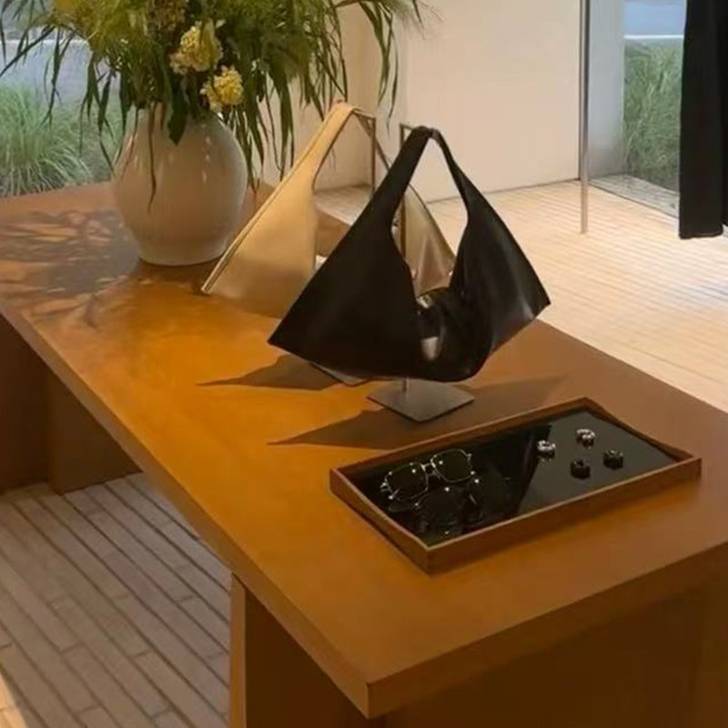 Table de présentation de vêtements