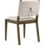 Lot de 2 chaises de salle à manger à dossier plein, pieds fuselés en bois brun et revêtement beige pour un style intemporel. Siège rembourré en mousse et détails à nouer.