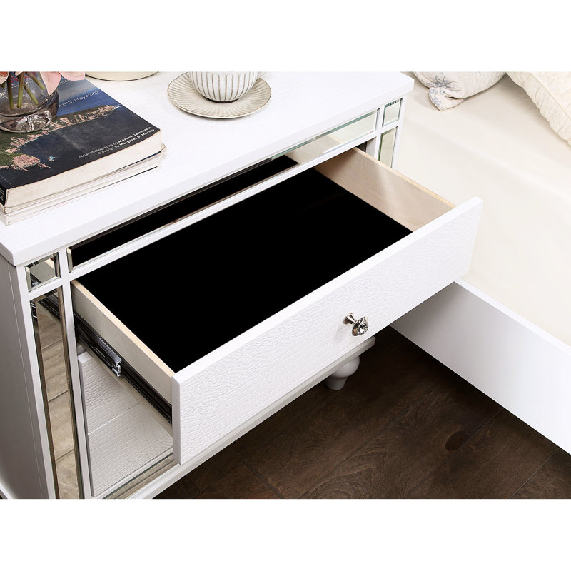 Table de chevet contemporaine blanche avec miroir, tiroirs doublés de feutre et accents texturés crocodile, 3 en bois massif, facile à assembler