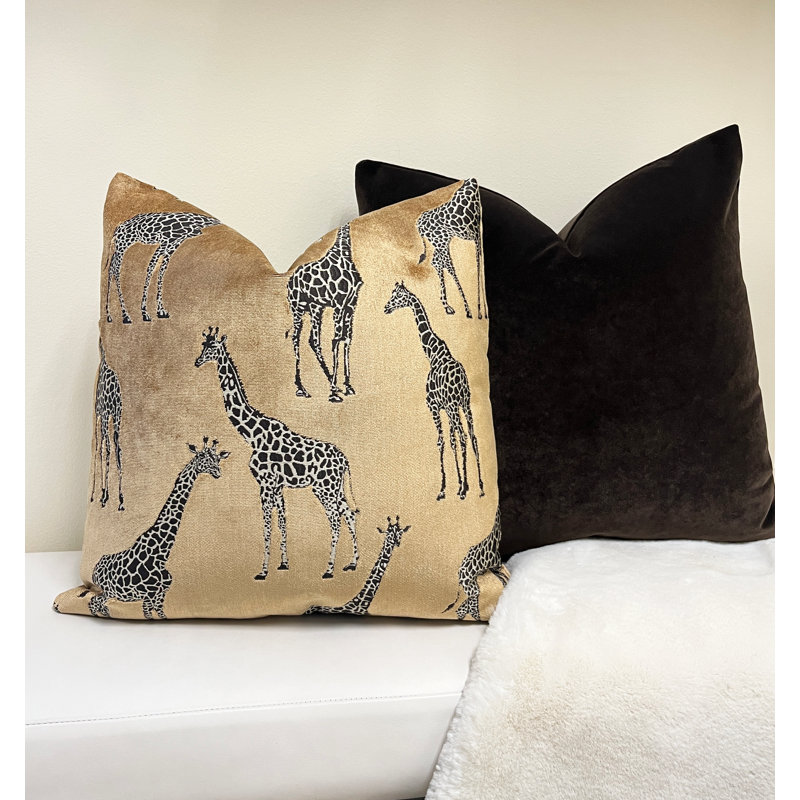 Housse de coussin girafe en velours, H 20 po x l 20 po