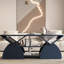 Table basse avec tablettes ouvertes en bleu classique, coins arrondis, design moderne pour le salon ou le bureau