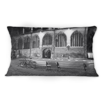 Bicyclette devant un coussin décoratif cathédrale French Country
