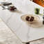 Table de salle à manger blanche avec plateau en tuiles de céramique et pieds en métal