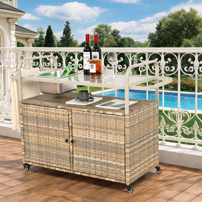 Table de bar d'extérieur avec seau à glace, chariot de bar en osier avec armoire et plateau en acier, chariot de service roulant pour la piscine