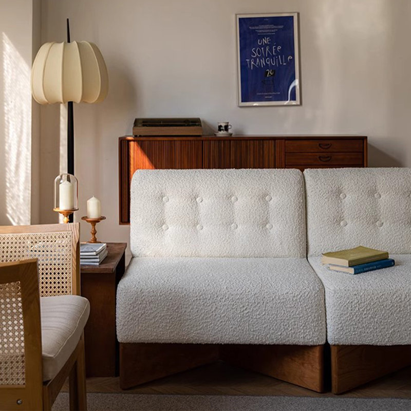Chaise d'appoint en sherpa Mid-Century moderne avec structure en bois massif pour un usage domestique