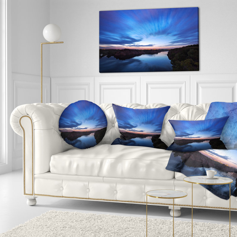 Coussin bleu nuit avec rivière - paysage, 12 po x 20 po, Coussin lombaire