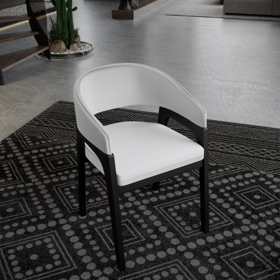 Chaise de salle à manger moderne en cuir avec dossier incurvé et structure en bois d'hévéa Cali