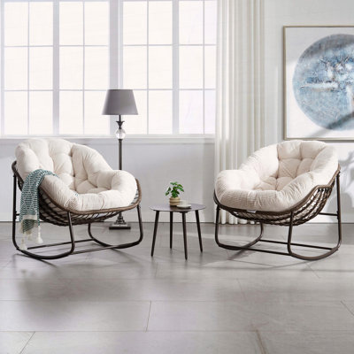 Chaise berçante surdimensionnée en rotin tissé à la main avec coussin rembourré