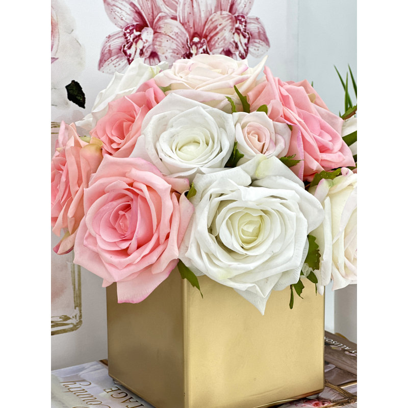 Arrangement de vraies roses dans un vase