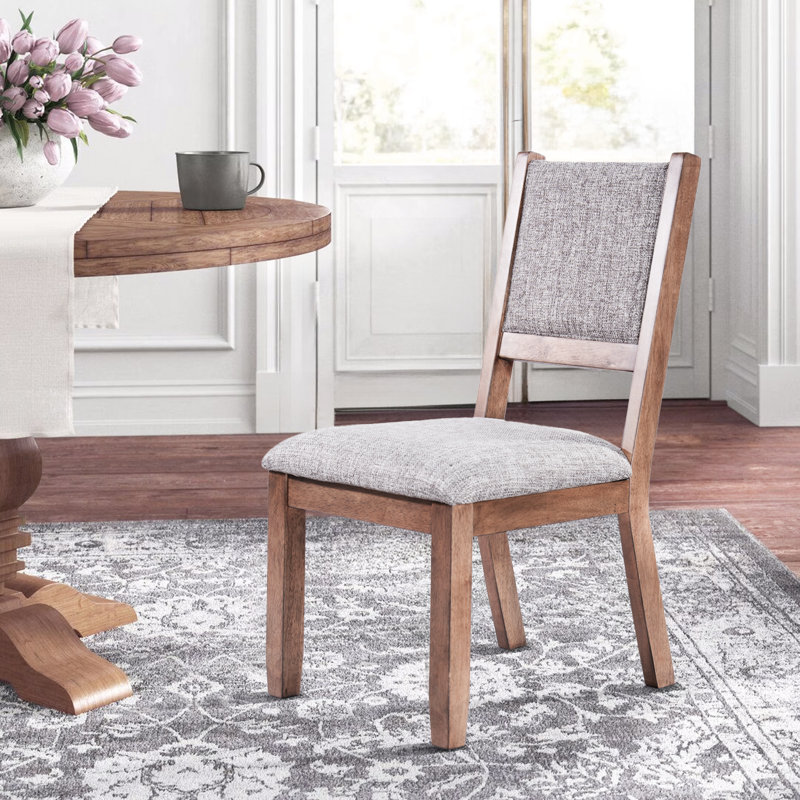 Chaise rembourrée avec structure en bois et finition en bois massif