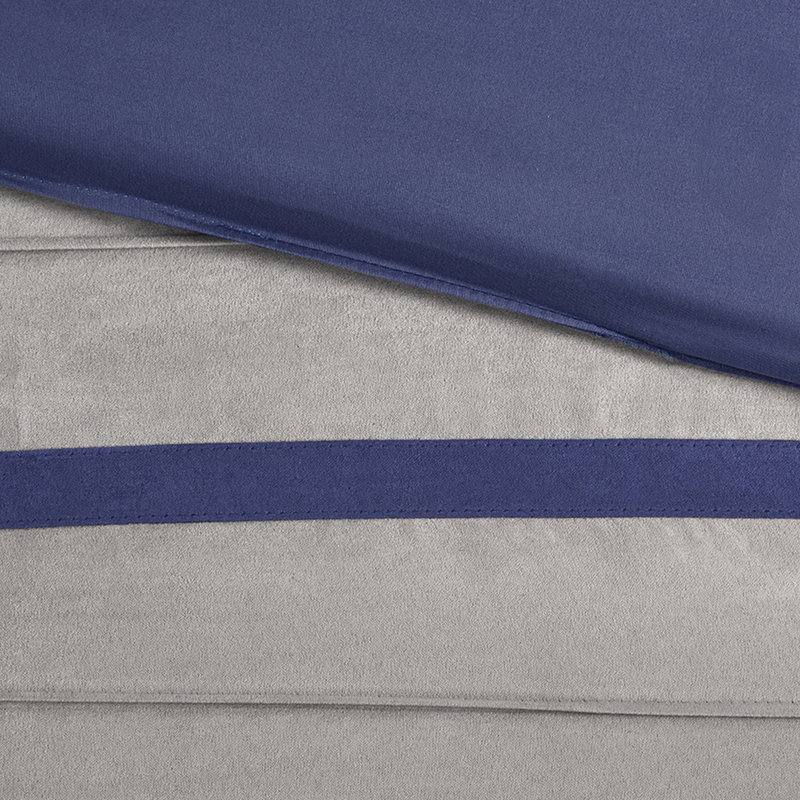 Édredon 7 pièces - très grand bleu. Matériau en faux suède. À l'intérieur. Conception confortable en pièces. Broderie sur des coussins décoratifs. Comprend un édredon, des taies décoratives, des oreillers et une jupe de lit. Laver à la machine et repasser à la vapeur.