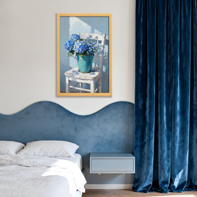 Plantes et fleurs Fleurs bleues dans un seau rustique sur une chaise