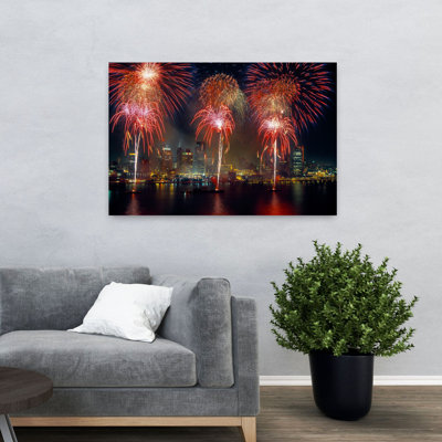 Feux d'artifice la nuit sur le Festival de la liberté à Detroit, Michigan, États-Unis, vu de Windsor, Ontario, Canada, architecture contemporaine, art urbain