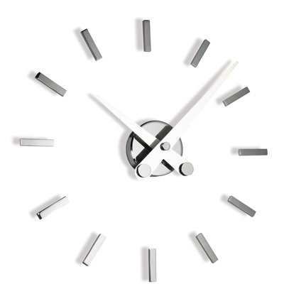 Puntos Suspensivos Metal Analog Wall Clock