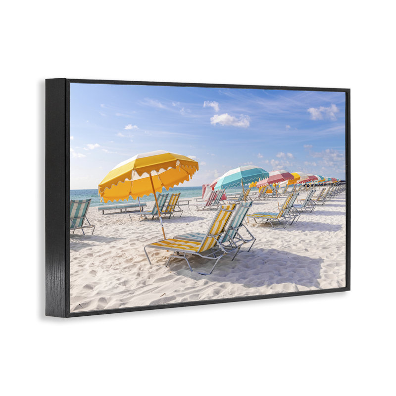 Parapluie rayé sur une plage ensoleillée, estampe numérique, design par Richard Silver, H 12 po x l 18 po