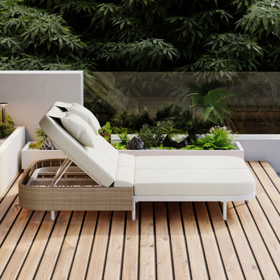 Lit de jour d'extérieur en rotin avec dossier réglable à 5 positions, coussins amovibles et structure en fer robuste pour une utilisation sur la terrasse, le jardin ou la piscine.