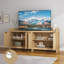 Meuble télé en rotin de 156 cm (61,5 po) pour téléviseur de 165 cm (65 po), meuble de rangement moderne avec étagères en verre et système de gestion des câbles, style campagnard.