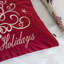 Coussin décoratif en velours brodé Happy Holiday - Coussin décoratif de Noël rouge 20 po x 20 po avec détails dorés