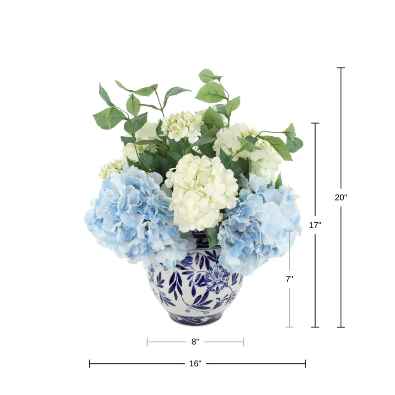 Hortensias disposés dans un vase décoratif, Blanc