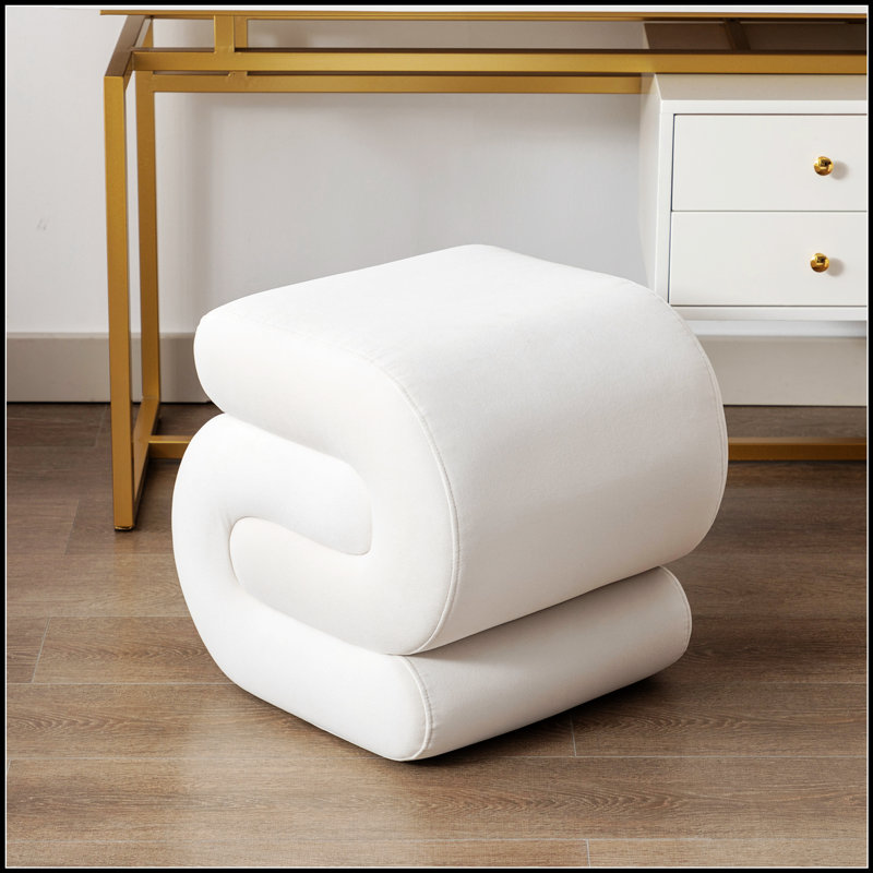 Luxueux tabouret de maquillage en tissu de velours en forme de S, parfait pour le confort et l'élégance de n'importe quelle pièce.