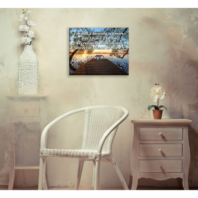 Toile tendue de la galerie ArtsyQuotes par Shirley Booth: «Je ne suis pas une femme de paris, mais j'ai 50 $ de frais de secrétaire avec un vieil ami réalisateur.»