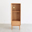 Armoire de rangement en chêne massif - porte en verre rétro, 2 tablettes, 1 tiroir et poignée en laiton pour le salon. Étagère de coin multi-usage avec optimisation d'espace