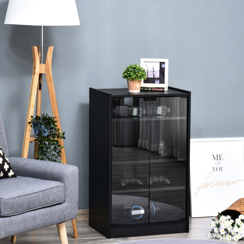 Armoire multimédia noire vieillie, 5 avec portes en verre trempé, tablettes réglables et éléments de gestion des câbles. Support avec portes et rangement. Peut contenir un lecteur, un récepteur, une console de jeu, un ordinateur portable et des livres.