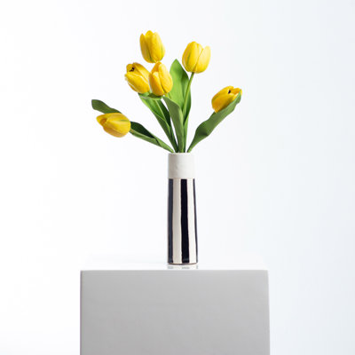 Véritable touche de tulipe dans un vase