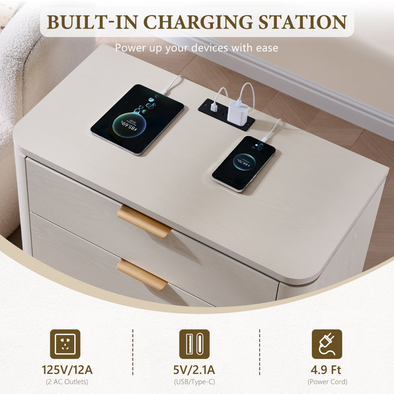 Table d'appoint de 74 cm de large avec station de recharge, table de chevet aux coins arrondis et 3 tiroirs pour salon ou chambre.