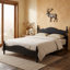 Structure de lit de la chambre principale blanche avec vue sur les sommets, grand lit plateforme en bois massif, conception de chalet rustique symétrique-130167800-130167803