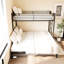 Lit simple superposé en métal, noir, escamotable, peu encombrant, garde-corps, solution pour économiser la chambre et le design