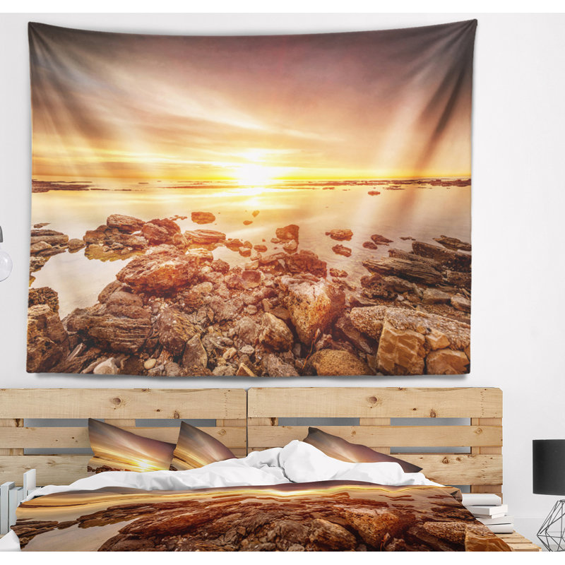 Tapisserie «Seashore Beautiful Sunset over Rocky Beach», H 32 po x l 39 po
