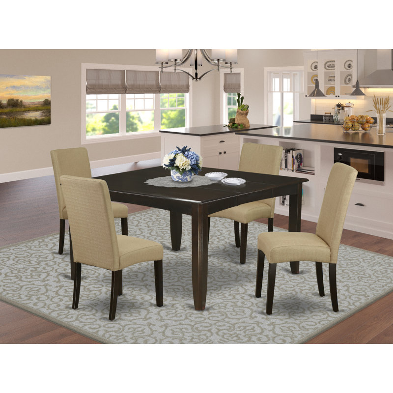 L'ensemble de mobilier de salle à manger 5 pièces comprend une table carrée en bois avec feuille papillon et 4 chaises de salle à manger Parson en tissu brun, cappuccino