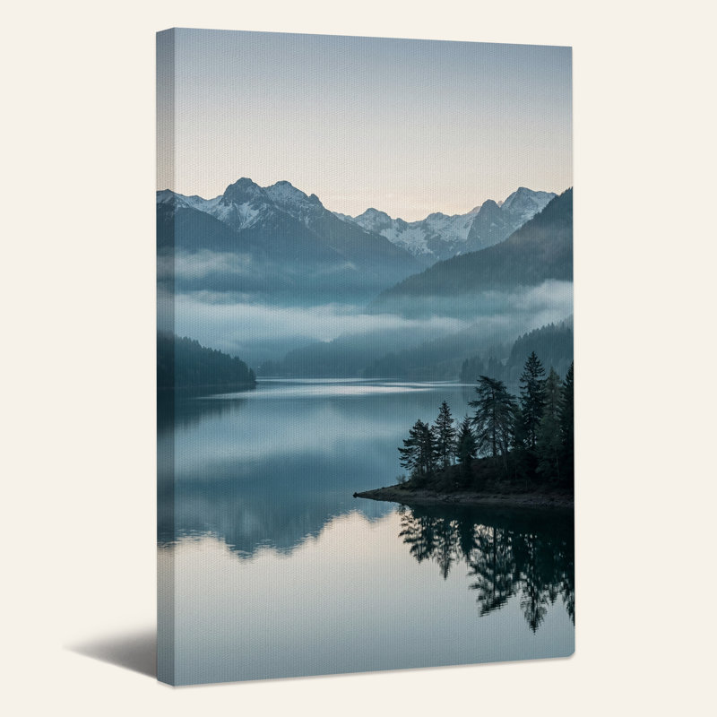 Toile enneigée sur un lac avec des pins, H 40 po x l 28 po