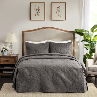 Ensemble de couvre-lit 3 pièces gris foncé avec motif et coins plissés. Microfibre, rembourrage à 100%, lavable à la machine. Tissu en microfibre, plis, élégant