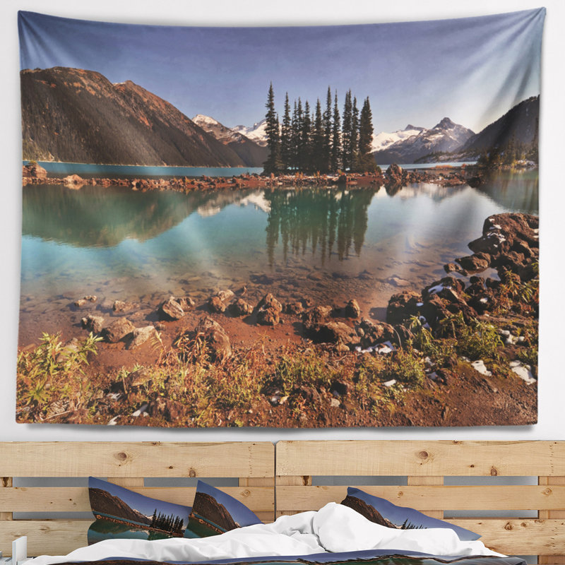 Polyester en polyester et arbres de pin en tapisserie du soir avec accessoires de suspension inclus, H 78 po x l 92 po