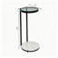 Table d'appoint moderne et mince en forme de C, table de chevet ronde à 2 niveaux avec plateau en verre fumé, base d'aspect marbre blanc et structure en métal noir pour salon et chambre