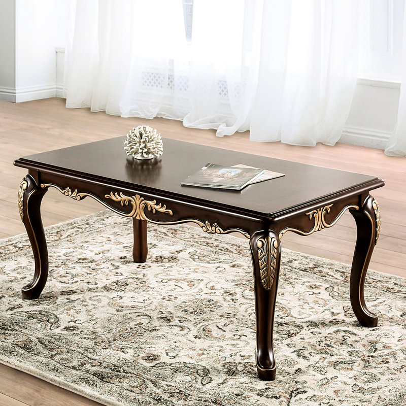 Table basse rectangulaire 1 pièce, style traditionnel élégant, en bois massif couleur tabac riche, pattes, détails et touches dorées, 122 cm L x 70 cm P x 52 cm H, ornements raffinés.