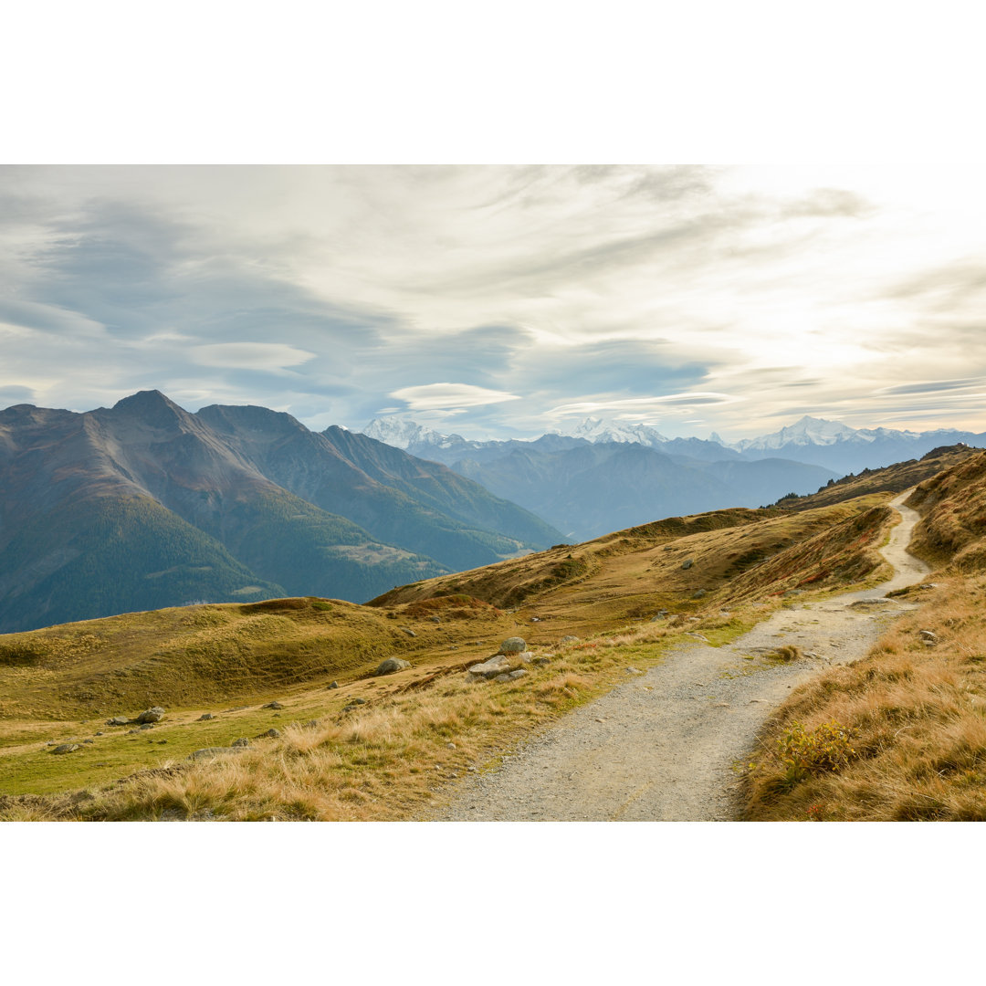 Leinwandbild Walking Trail in Swiss Alps