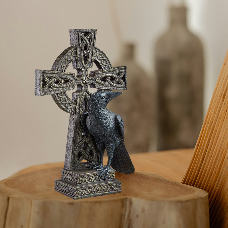 Croix celtique avec figurines en oiseau