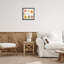"Hang your Hat phrase", art mural sur toile flottant gris par Jessica Mingo-1069266316-1069266306