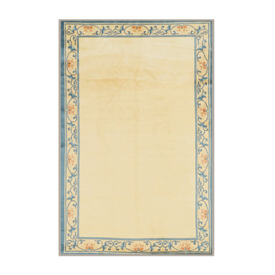 Surface beige contemporaine tapis