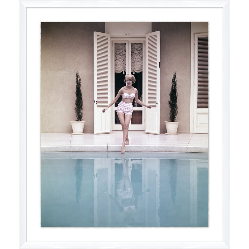 «Testing the Waters» par Getty Images - reproduction de photo encadrée, Blanc, H 40 po x l 34 po x P 2,25 po