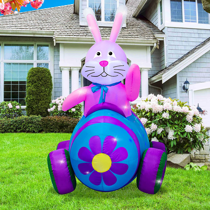 Joyeux lapin de Pâques au volant d'une voiture gonflable