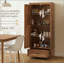 Garde-manger de style campagnard avec tablettes réglables et portes de grange pour un rangement efficace
