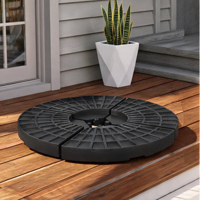 Base de parasol décalée en PEHD remplissable en noir classique avec assemblage en quatre pièces et roues intégrées