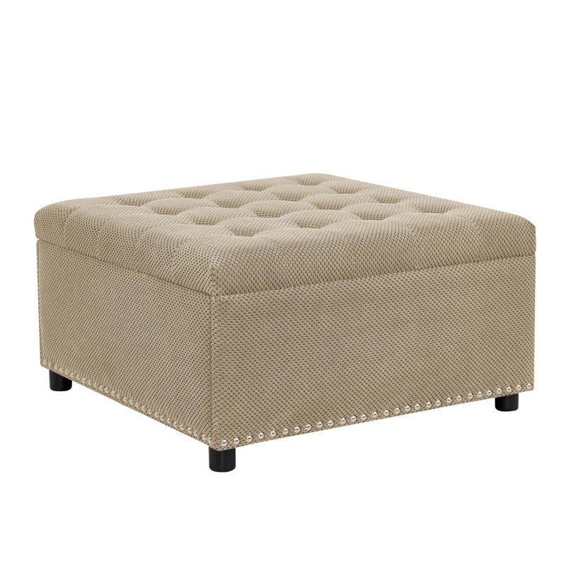 Repose-pieds capitonné avec rangement et garniture cloutée, repose-pieds polyvalent et compartiment intérieur discret pour des espaces de vie sans encombrement.