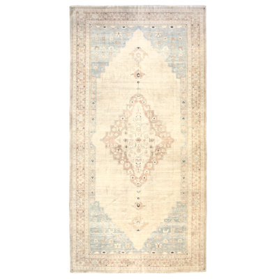 Tapis de couloir ivoire noué à la main de conception unique 6 pi 10 po x 13 pi 8 po Serapi