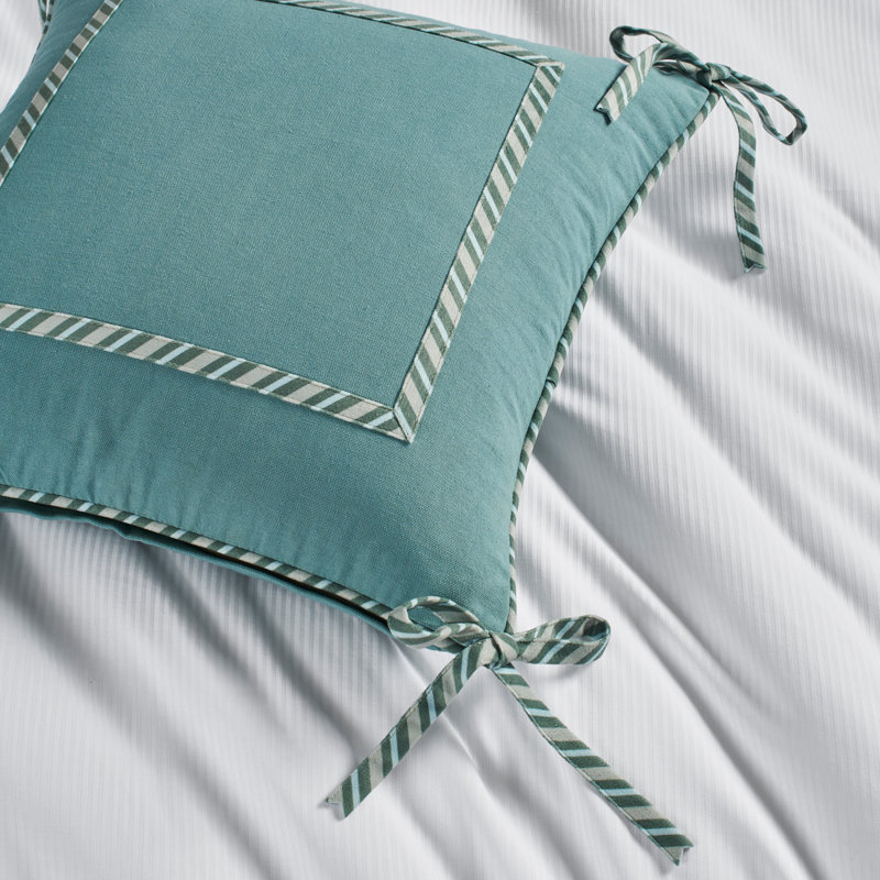 Coussin décoratif bleu avec nœud papillon Ted Baker