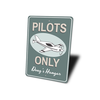 Enseigne en aluminium «Pilots Only Hangar»